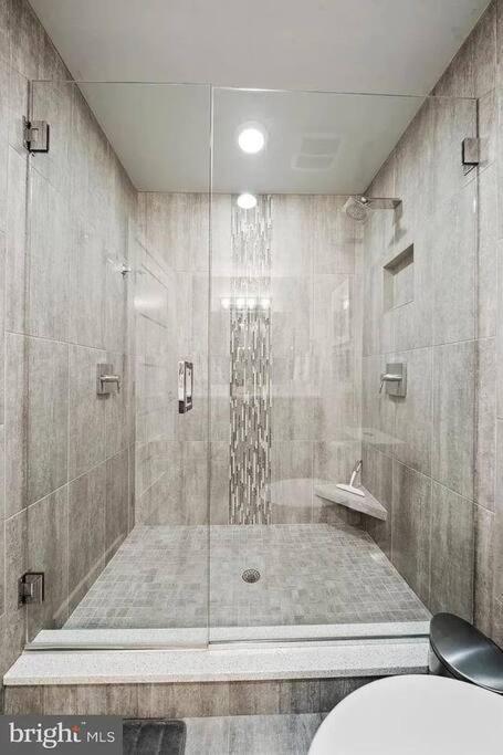 Villa Luxury Modern Waterfront Retreat Montross Esterno foto