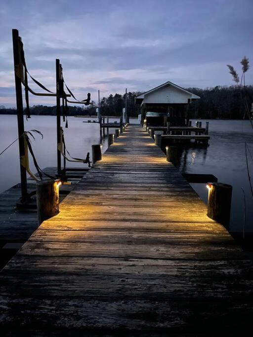 Villa Luxury Modern Waterfront Retreat Montross Esterno foto