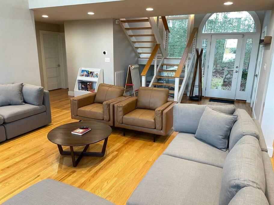Villa Luxury Modern Waterfront Retreat Montross Esterno foto